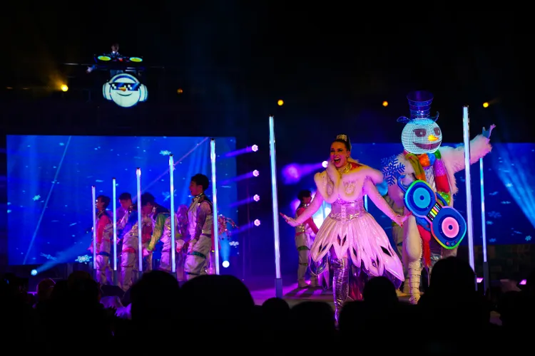 光芒四射的代表「電音冰霜雪人」伴隨著令人振奮的聖誕樂曲，帶來超狂熱的聖誕節派對。S.H.攝