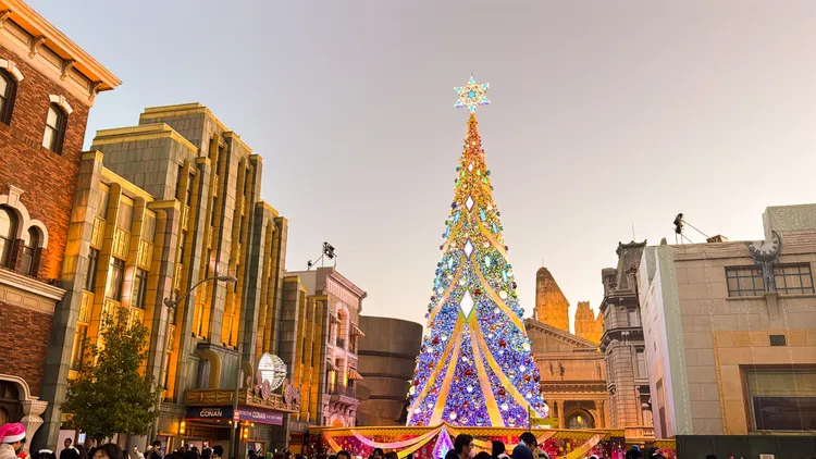 日本環球影城聖誕地標景點「NO LIMIT派對聖誕樹」，是園區內最具人氣的拍照點。S.H.攝
