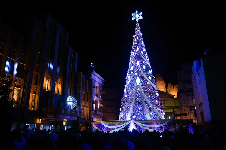 日本環球影城表示樹高超過30公尺的「NO LIMIT派對聖誕樹」今年將是最後一次展出。S.H.攝