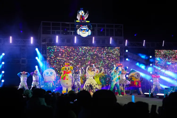 除了「電音冰霜雪人」園區內的人氣角色如小小兵、Hello Kitty等也會身穿聖誕衣裝上台同樂。S.H攝