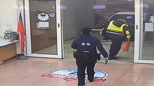 桃園燒肉店深夜冒火 波麗士扛滅火器跑百米救災