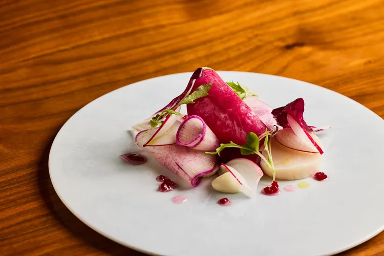 Grill Ukai西餐前菜「北海道生食級干貝 日本大根 糖果甜菜根」。業者提供