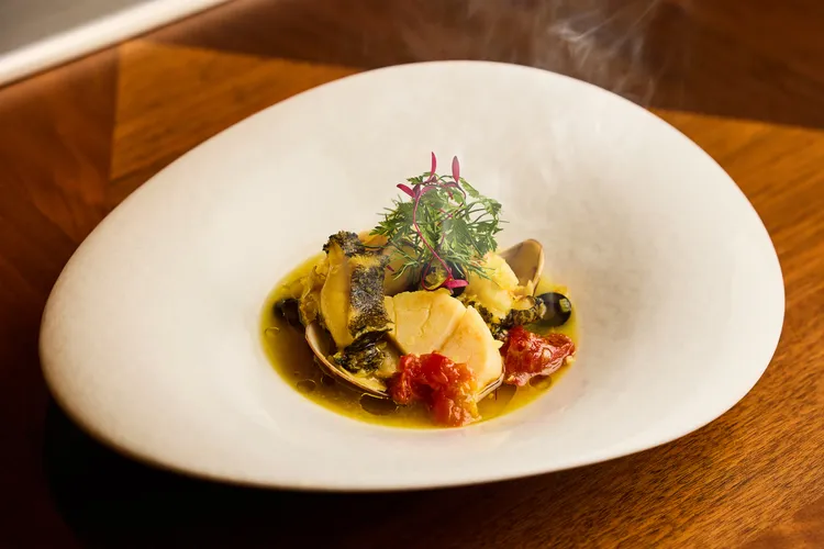 Ukai-tei鐵板燒「鮑魚 干貝 番紅花湯品」。業者提供