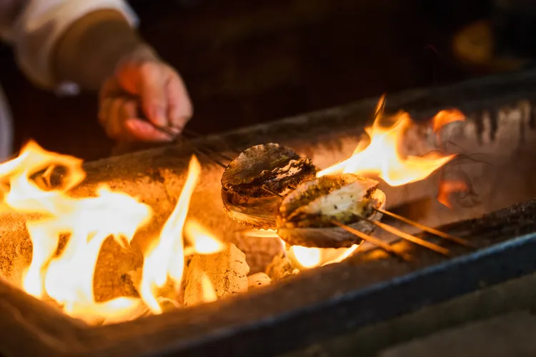 Ukai Kaiseki懷石「碳烤鮑魚 韭蔥 鮑魚肝醬油」。業者提供