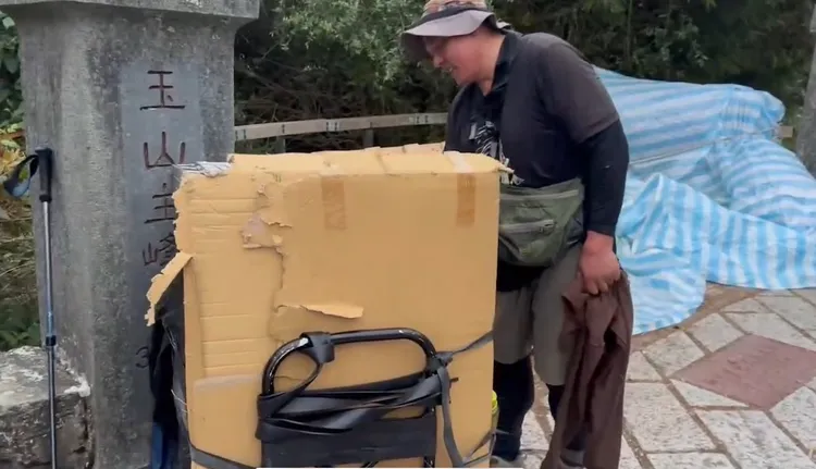 楊姓高山協作員走了8.5公里，由管制隊員接手，他說「很累但很爽」。嘉縣府提供