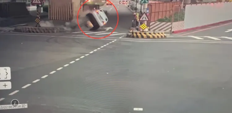 多元計程車撞上分隔島一瞬間整輛車飛起側翻重摔。翻攝畫面