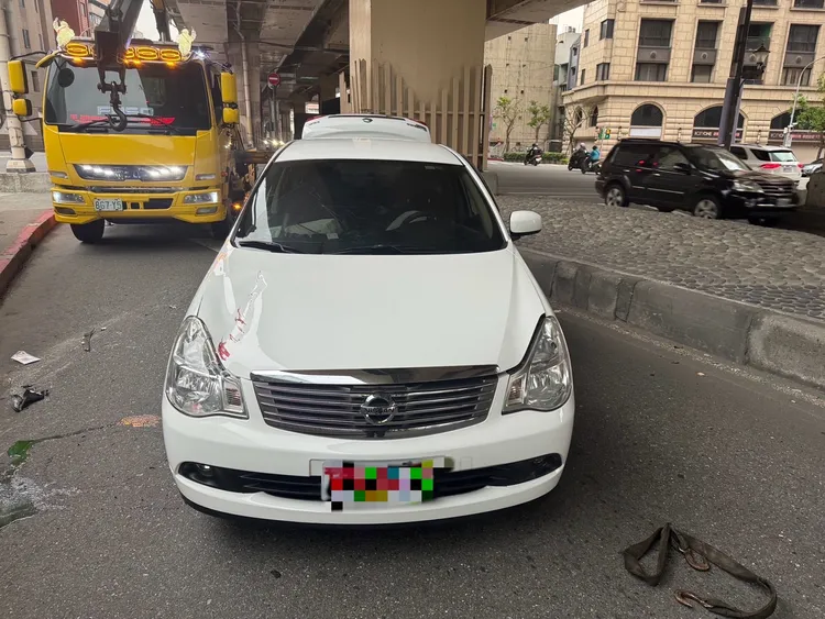 白色多元計程車外殼多有損傷，爆胎還有氣囊也爆開，可見撞擊力道之大。翻攝畫面