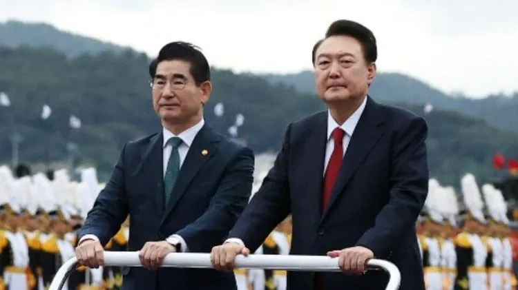 南韓前防長金龍顯（左）在獄中試圖輕生，總統尹錫悅的辦公室則遭到警方搜索。路透社資料照片