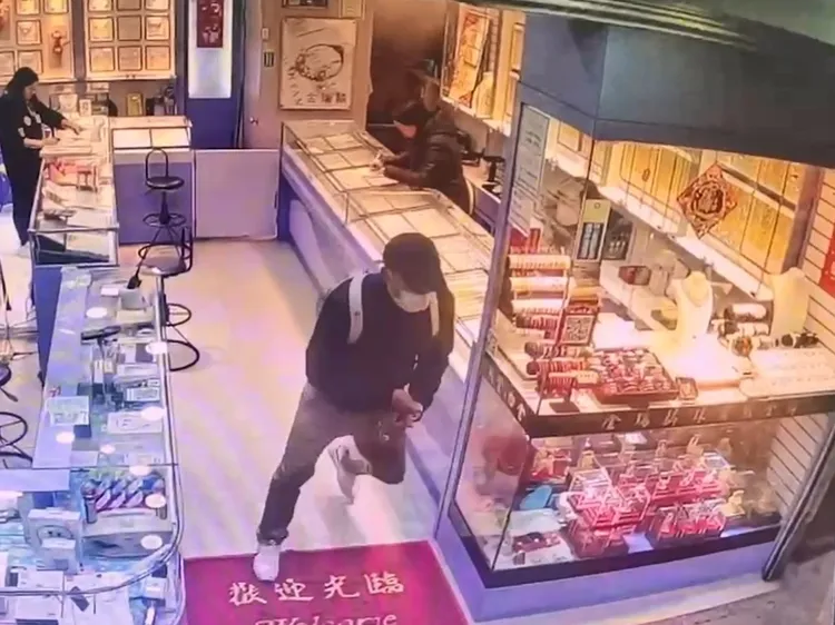 鍾男搶走金項鍊。翻攝畫面