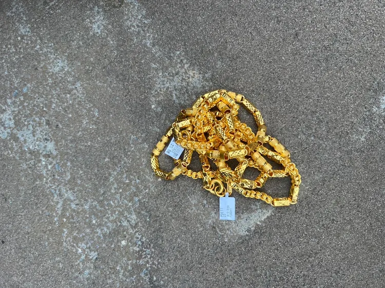 鍾男搶走的金項鍊。翻攝畫面