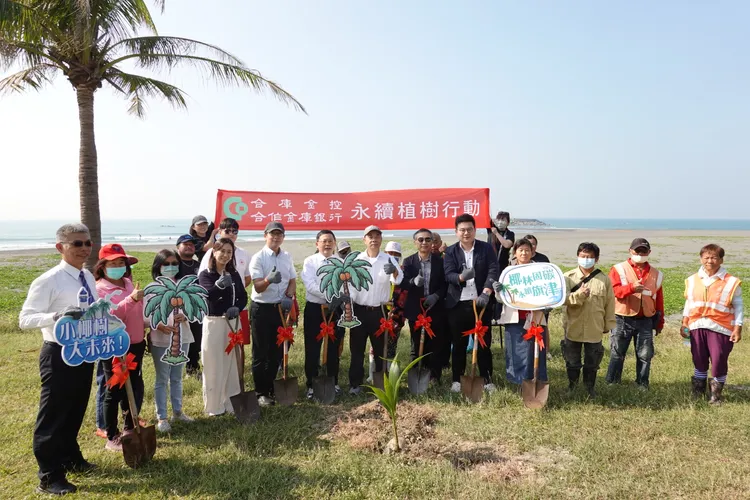 中山大學碳索實驗室5日於旗津海水浴場舉行「椰林吸碳計畫－植樹典禮」。中山大學提供