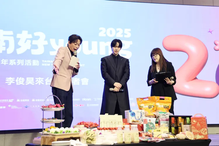 李俊昊與主持人吳建恆親切互動，展現男神風度。南市府提供