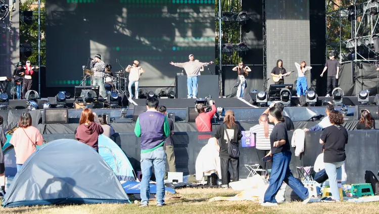 有粉絲搶佔「海景第一排」，連帳棚都拿出來。南市府提供