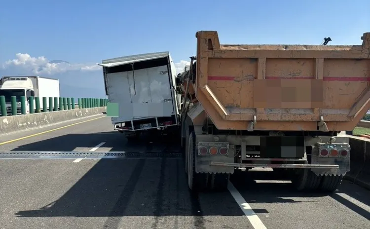 4車追撞，造成1死1傷。翻攝畫面