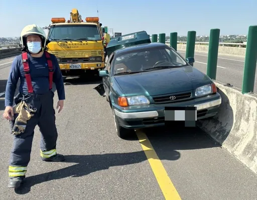 台88线故障车停内侧车道酿4车连环撞 女驾驶放警示牌遭砂石车追撞惨死