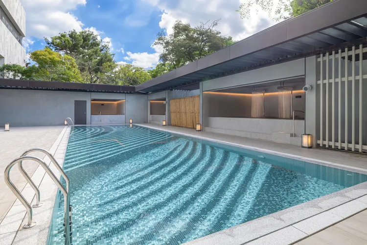 北投晶泉丰旅設有豐富完整的健康及休憩設施，旅客可悠游於「露天泳池」，享受「水療風呂」，在喧囂城市中的綠洲徹底放鬆身心。業者提供