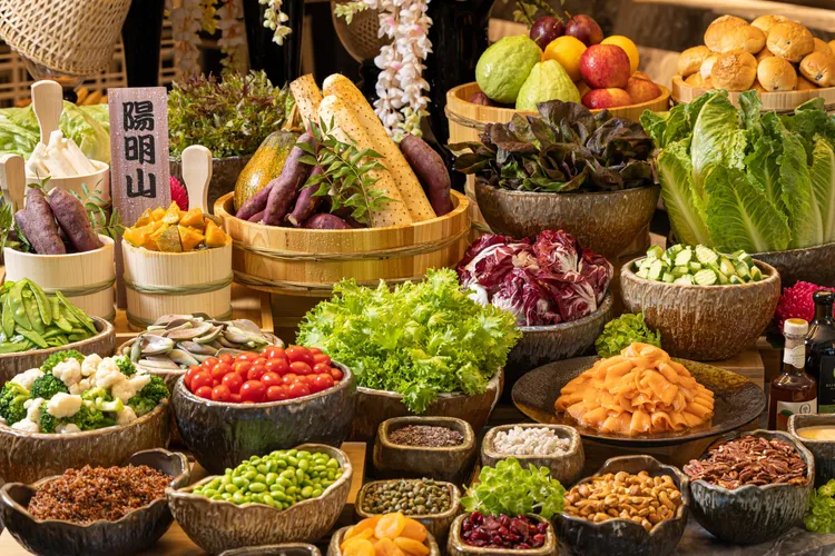 三燔北投草山舒活健康自助早餐採形式，品嘗五星主廚演繹在地小農食材的精湛廚藝，為新的一年注入滿滿活力。業者提供