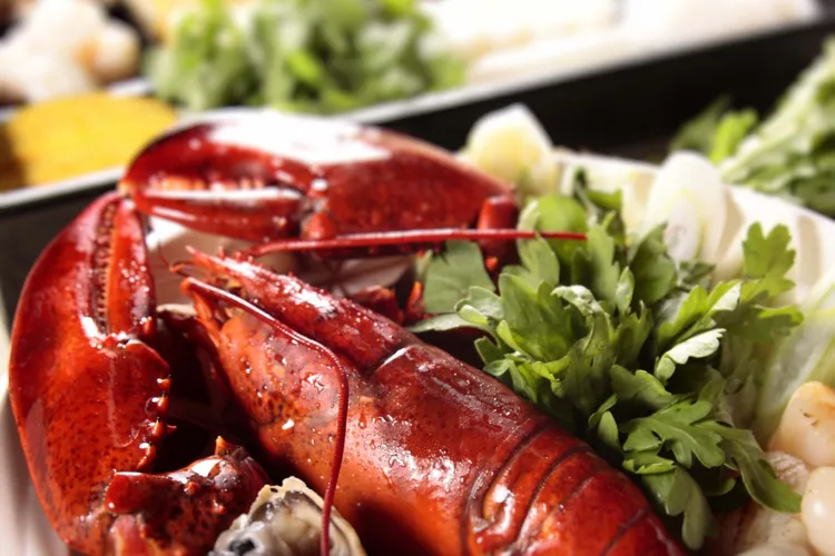 「三燔北投」主廚精心設計除夕團圓晚餐，鹿兒島A5和牛沙朗與龍蝦的搭配，加上和洋海鮮自助吧，呈現極致豪華的海陸涮涮鍋饗宴。業者提供