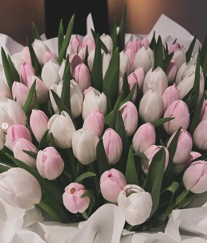 侯佩岑開心收到慶生花束。翻攝侯佩岑IG