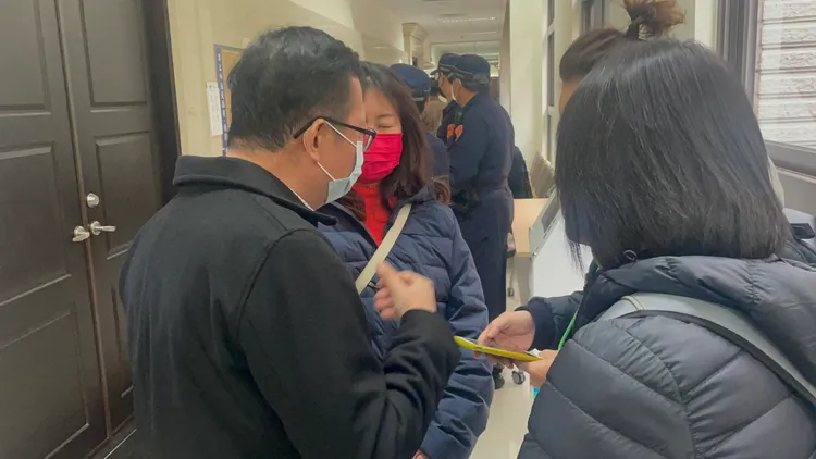 鄭文燦向熟識的媒體低聲喊冤，當時廖俊松父子帶來的提袋放在角落，自己真的第一時間沒看到。張沛森攝