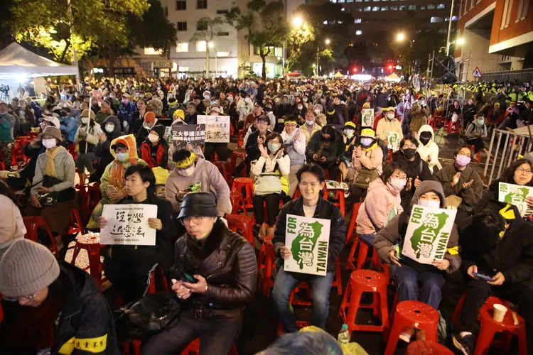 立法院院會日前審理選罷法、憲法訴訟法及財劃法等修正草案時，場外聚集「青鳥」抗議。資料照，彭欣偉攝