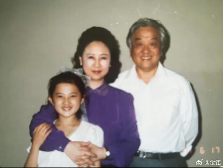 金銘當年拍戲時與瓊瑤、平鑫濤夫妻合影。翻攝自金銘微博