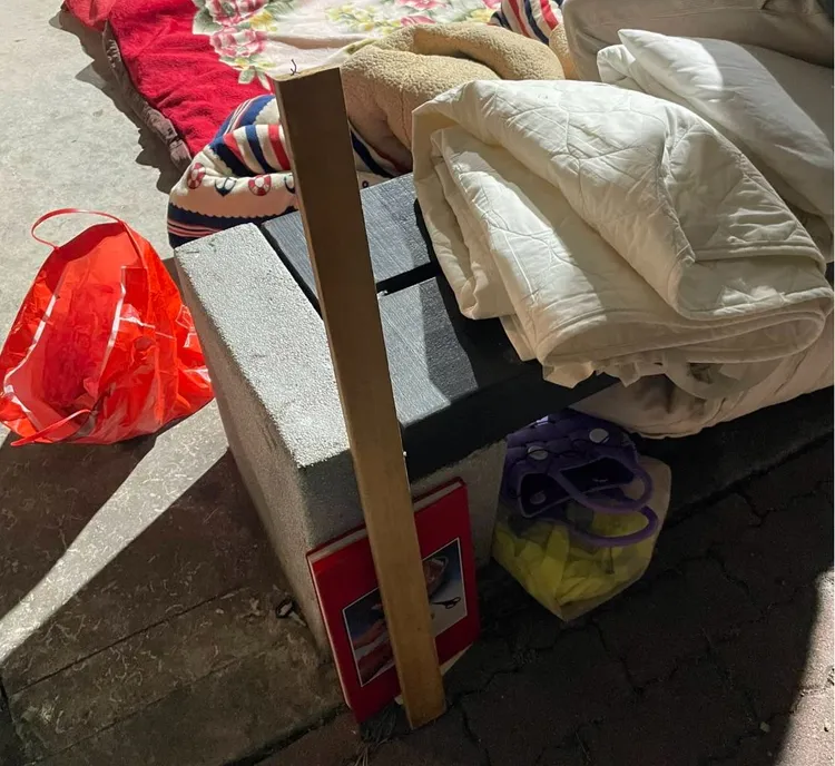 該名街友的物品。警方提供