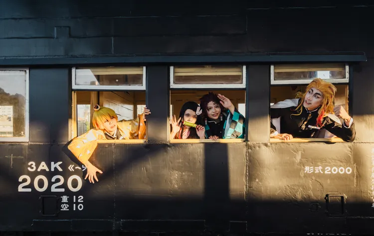 動漫祭期間Coser享有69元專屬乘車優惠，歡迎動漫迷們登上列車留影。文化局提供