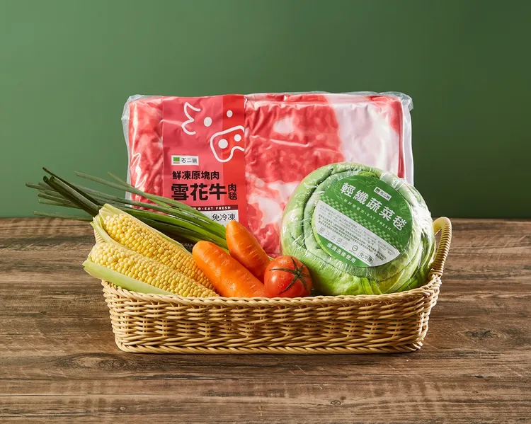 「石二鍋」的仿真周邊雪花牛肉毯或輕纖蔬菜毯，其包裝也趣味還原門市外帶雪花牛肉盤和輕纖蔬菜盒的模樣。業者提供