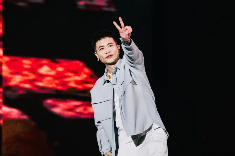 蕭秉治明年5月將移師高雄巨蛋舉辦《活著Alive》演唱會。圖／相信音樂提供