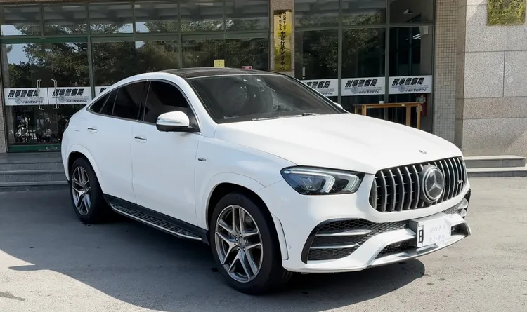 檢警查扣價值300多萬元的賓士車。民眾提供