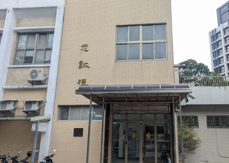 女科員在辦公室內把玩槍枝。翻攝畫面