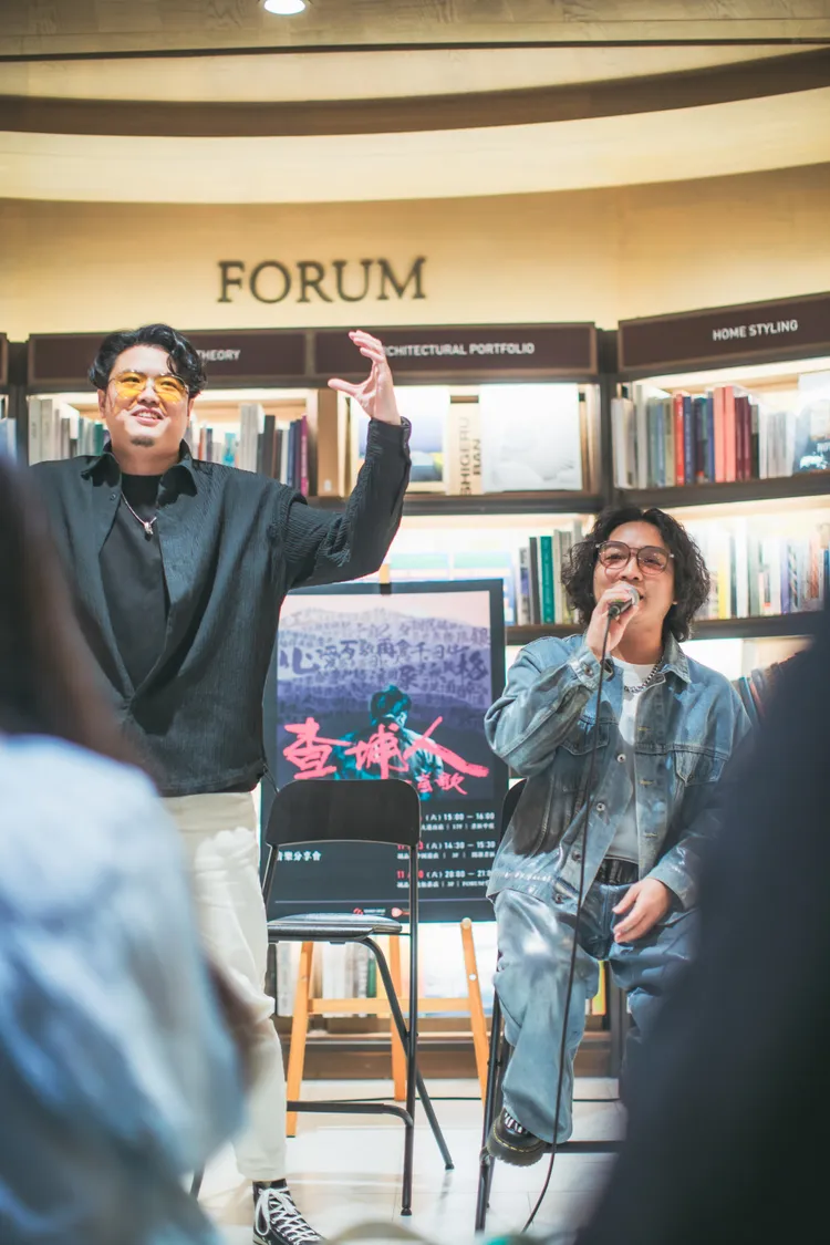 潘信維（右）與冰球樂團主唱王有著最萌身高差。圖／時刻娛樂提供