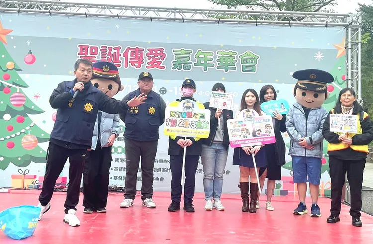 打詐南港隊與「E.F.L香氛」製造所合作進行識詐宣導。警方提供