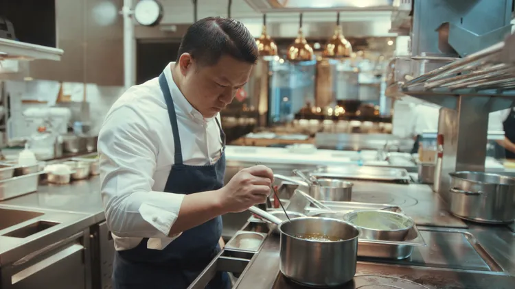 何順凱坦言，從三星主廚到紀錄片主持人，過程充滿挑戰。世界柔軟提供