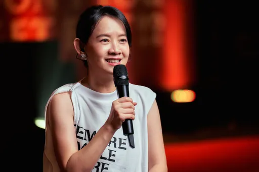 眾所期待曾寶儀來了! 父女互嗆連金鐘主持Lulu都招架不住