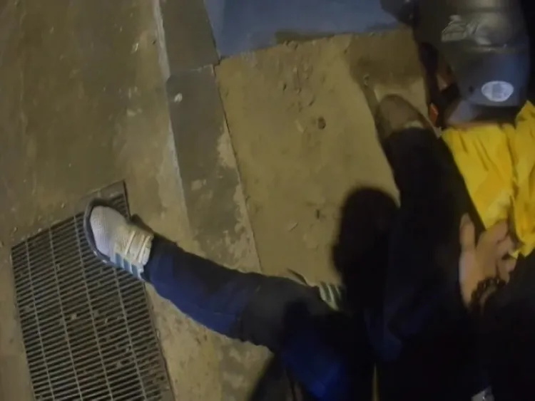 郭男為警員趕上制伏。桃園警分局提供