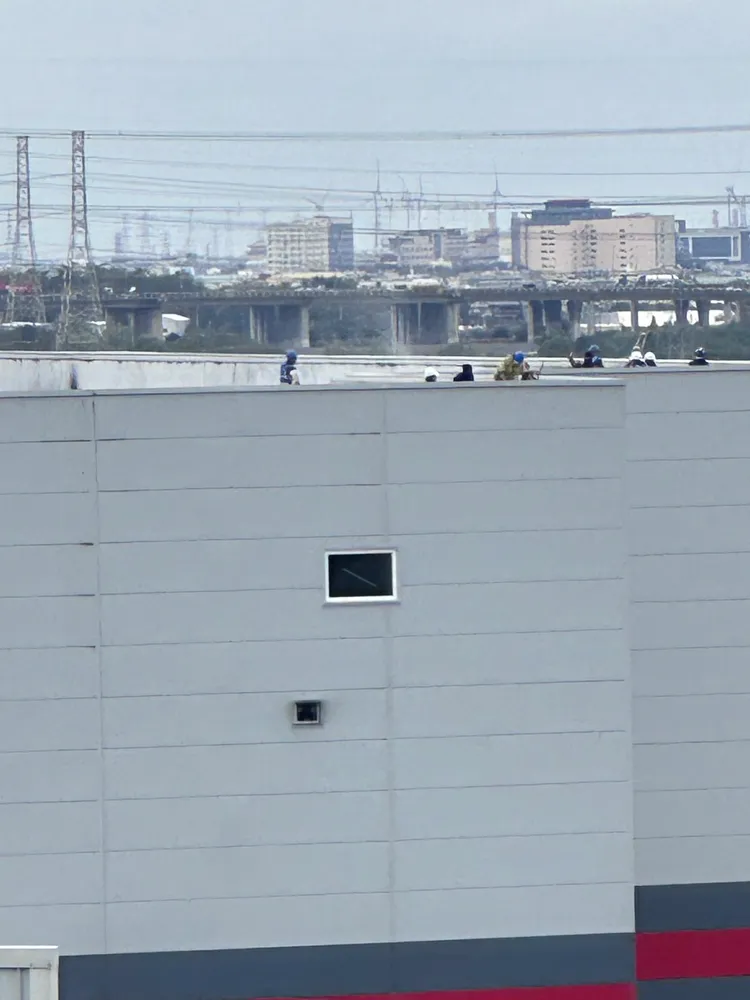 現場有多名員工受困，消防人員已陸續接觸安撫，並伺機協助脫困。翻攝畫面