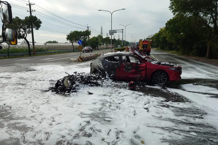 轎車、機車都燒得面目全非。民眾提供