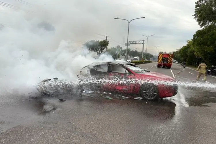 警消到場3分鐘內撲滅火勢，並將受傷機車騎士送醫。民眾提供