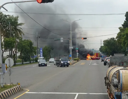 轎車左轉撞對向直行機車!「砰」一聲2車成火球 騎士傷重送醫
