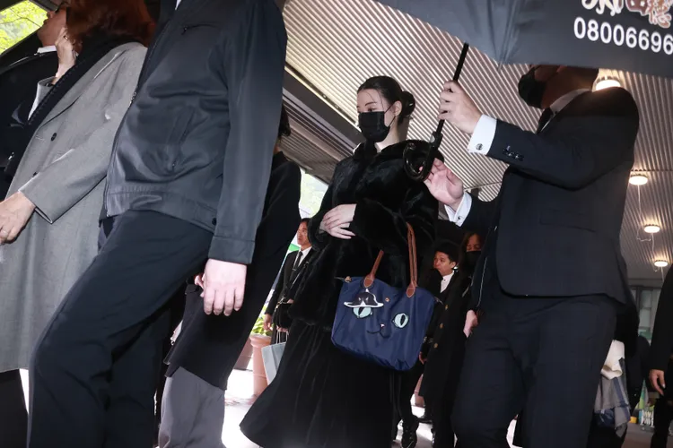 瓊瑤孫女哭腫雙眼，送別奶奶。彭欣偉攝影