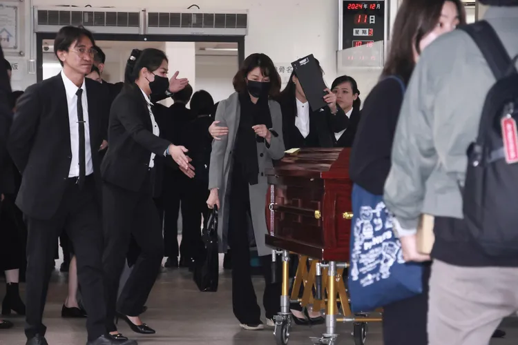 瓊瑤媳婦何琇瓊面容哀戚步出火葬場。彭欣偉攝影