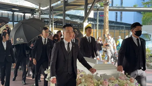 瓊瑤全白棺木鑲浪漫花邊 兒媳拭淚送進火葬場