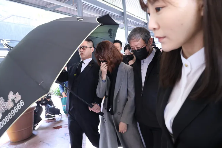 何琇瓊拭淚悲傷送別婆婆。彭欣偉攝影