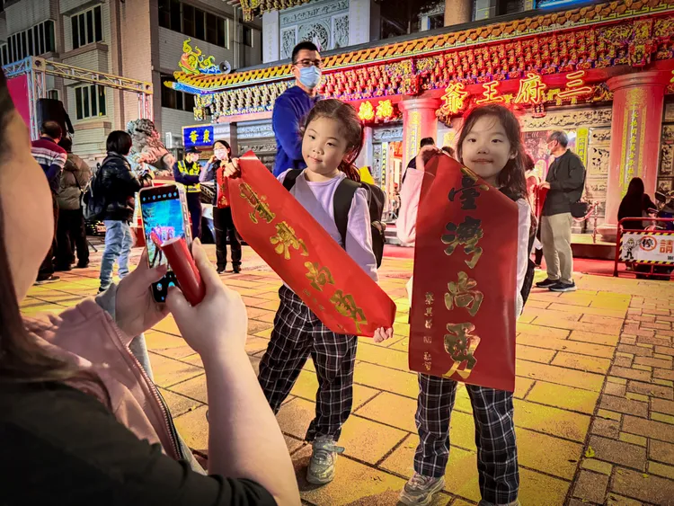 小朋友拿到「臺灣尚勇」春聯非常開心。蔡其昌提供