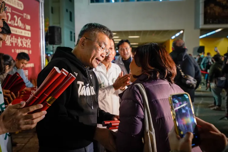 現場湧進6千人次排隊領取「臺灣尚勇」春聯，令蔡其昌發到手軟。蔡其昌提供