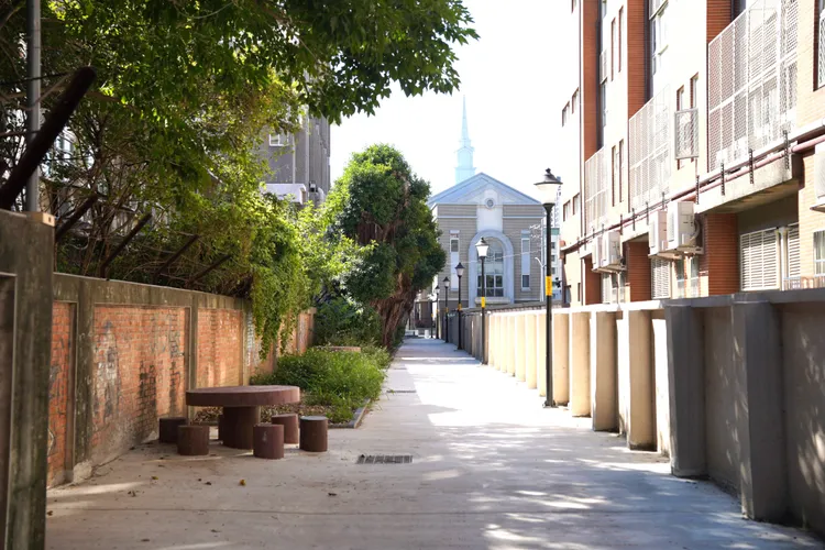 竹北國小校園周邊暨行車道路改善計畫已完工。新竹縣府提供