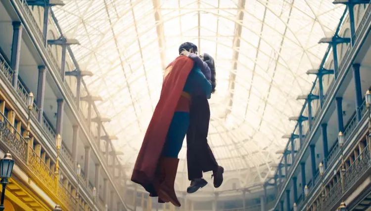 超人和愛人擁吻。翻攝華納兄弟台灣YouTube