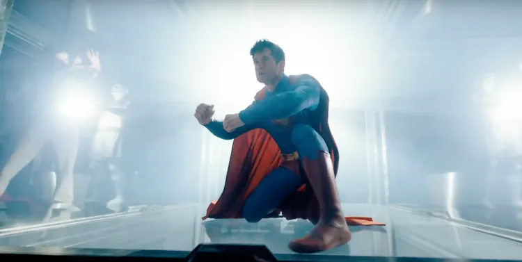 新任超人亮相。翻攝華納兄弟台灣YouTube